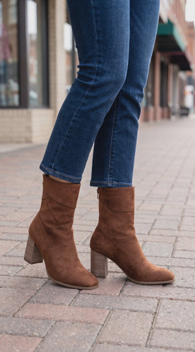 Video of Pierre Dumas Cady in Whiskey Color on model walking on street