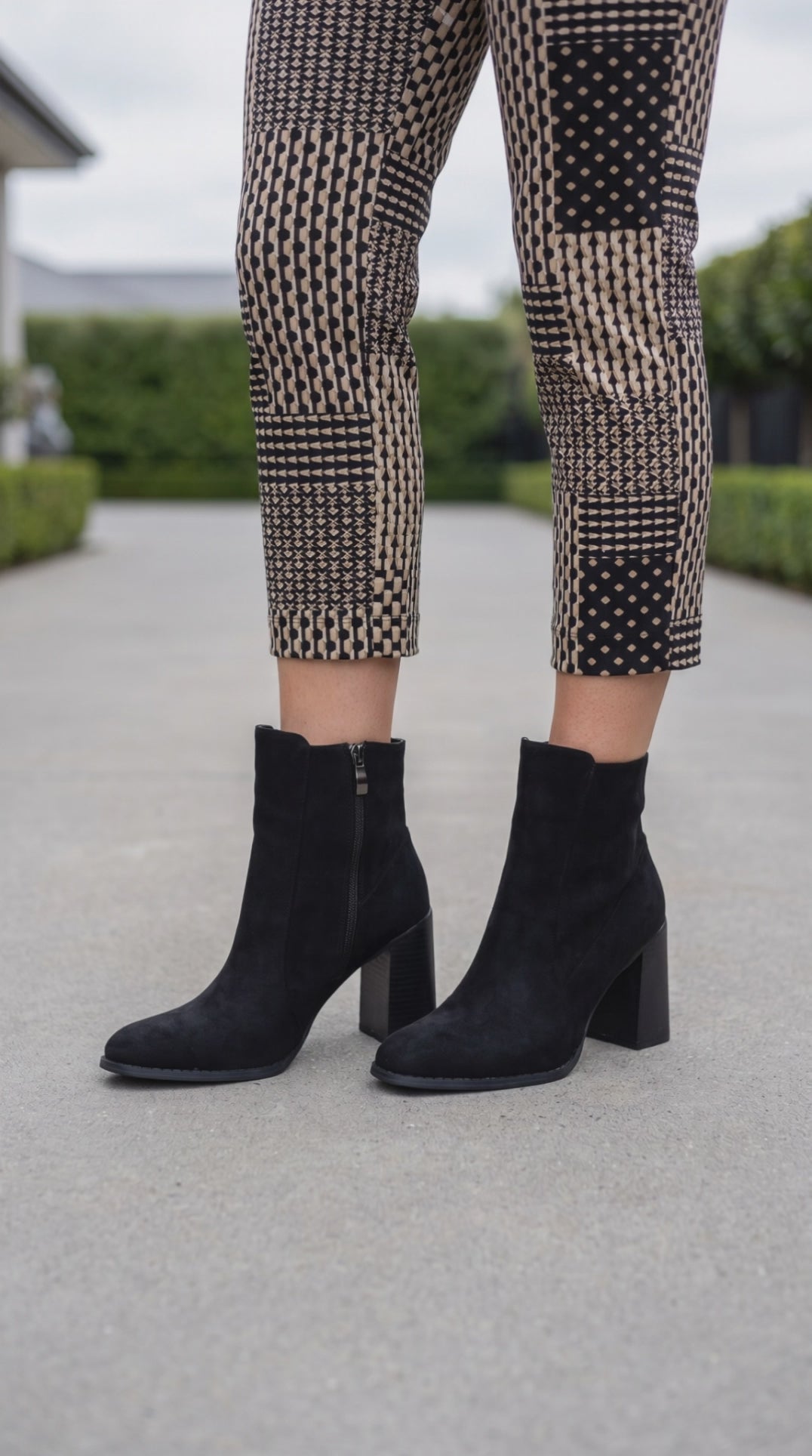 video of model walking in the SOKO boot in black