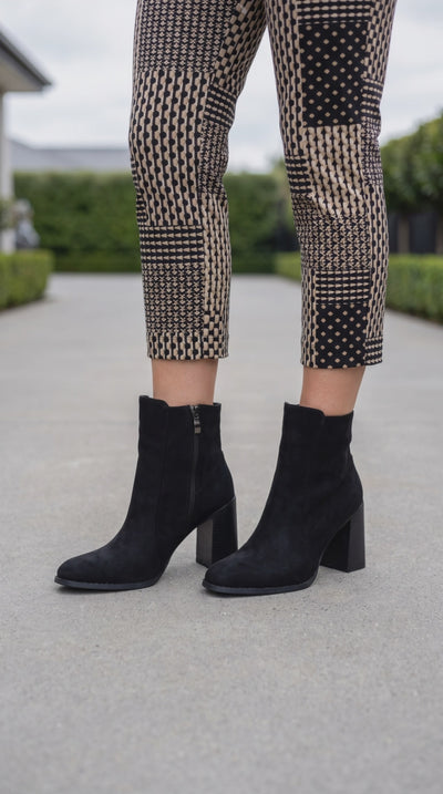 video of model walking in the SOKO boot in black