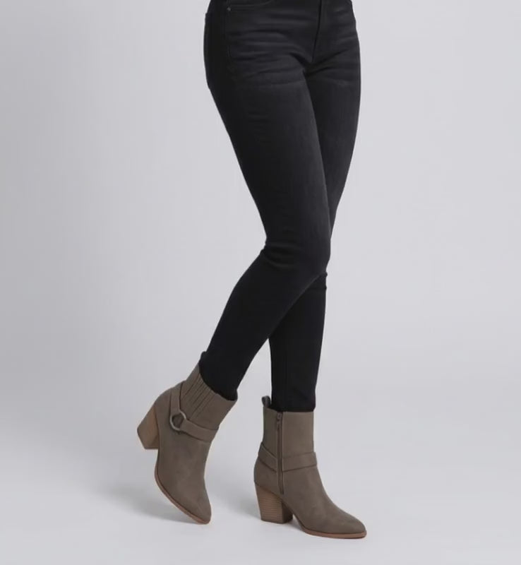 model wearing the Carson boot