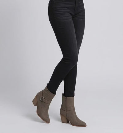 model wearing the Carson boot
